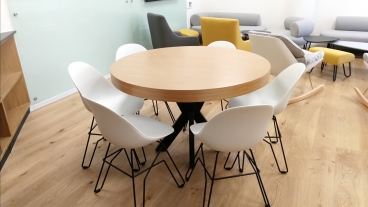 שולחן וכיסאות 
            