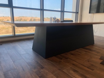 שולחן חדר ישיבות עורך דין חיפה 
            