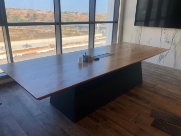 שולחן חדר ישיבות עורך דין חיפה 
            